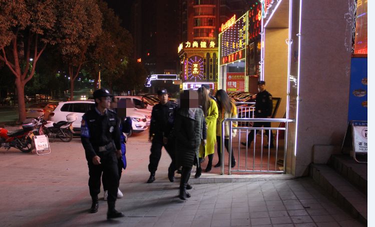 事发十堰扫黄现场抓了20余人画面辣眼睛