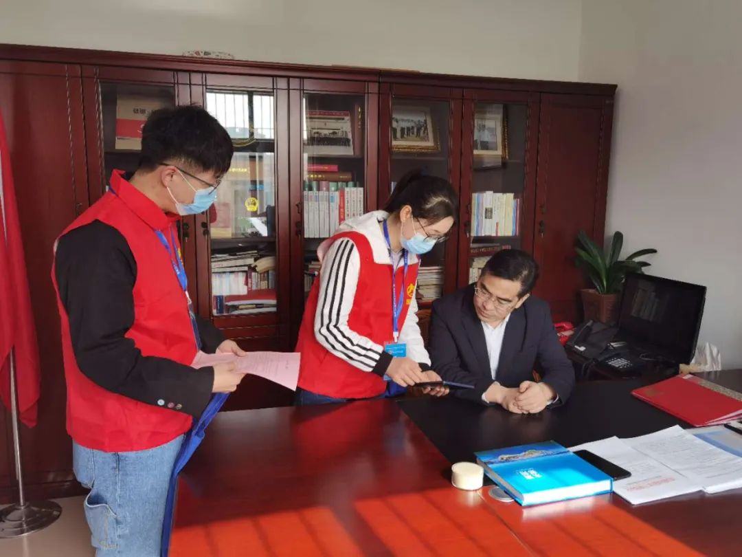 近日,区委书记孙道军,区长胡先平等区领导以普通公民身份,主动接受