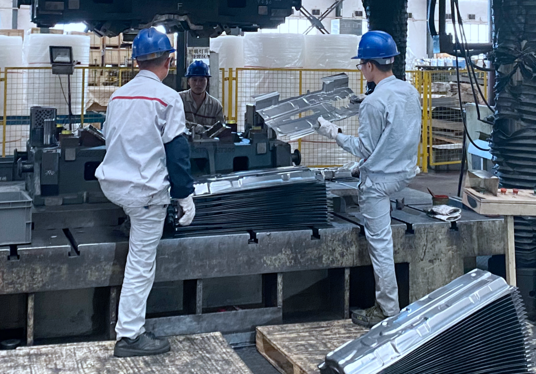 湖北凸凹模具科技股份有限公司工人师傅正在进行模具研磨加工.