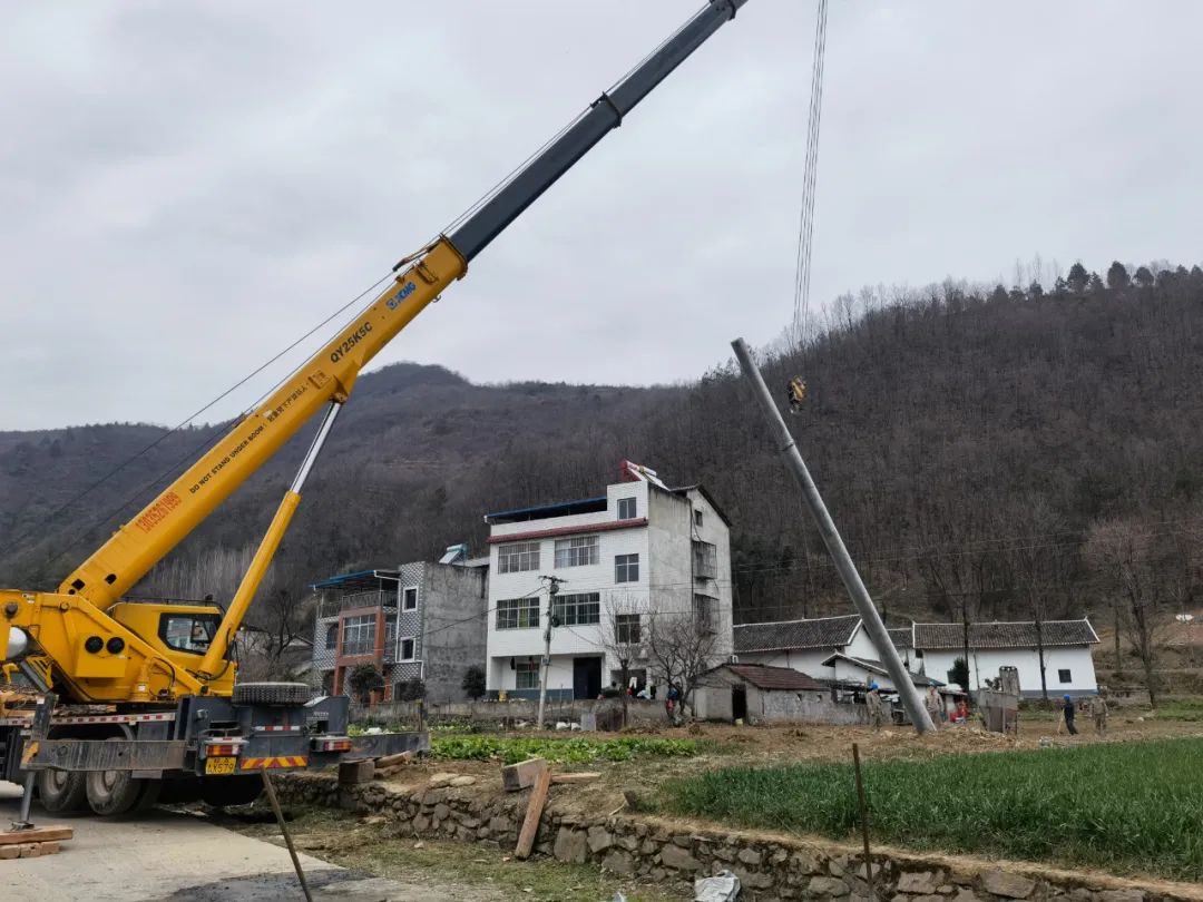 "起吊前一定要把电杆固定牢固,确保吊臂下方无人情况下,再进行起吊