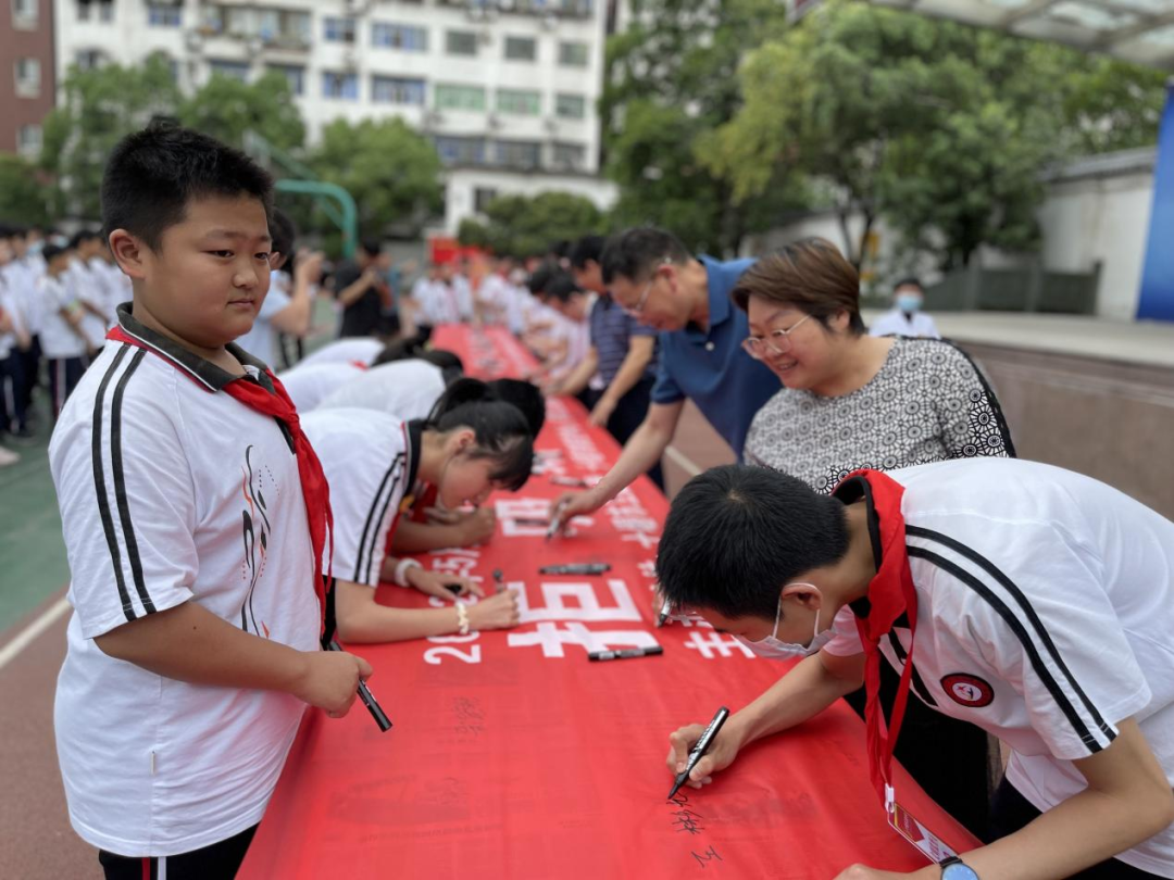 市實驗中學副校長顧先根發表講話,市疾控中心副主任龔小兵宣佈十堰市